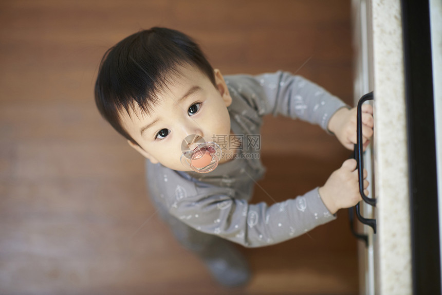 可爱的婴儿抬头看图片