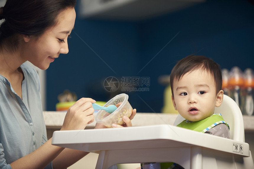 年轻妈妈喂宝宝吃饭图片