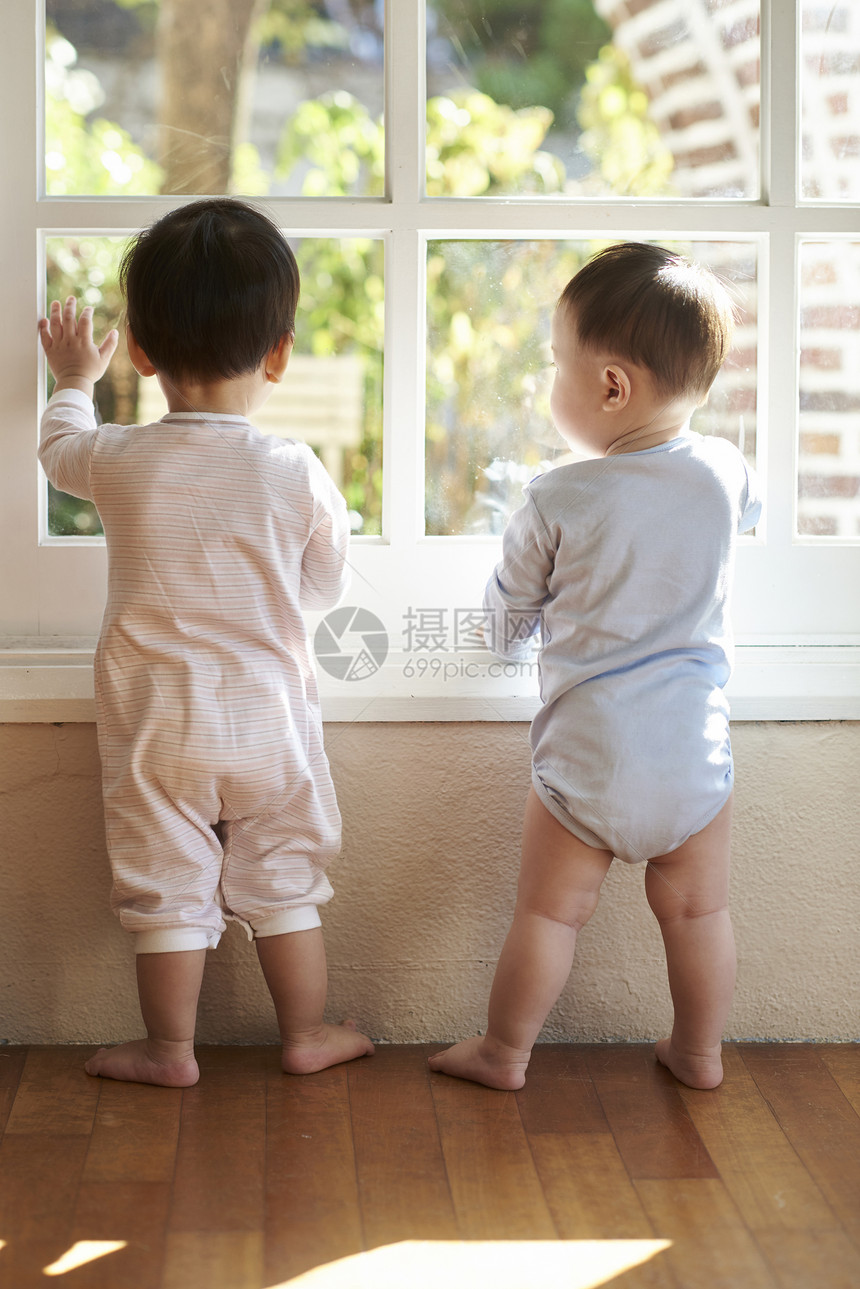 年轻人池坝伙伴婴儿男人兄弟朋友韩国人图片