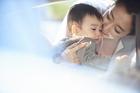 前视图迷笛年轻人妈妈儿子婴儿汽车座椅韩语图片