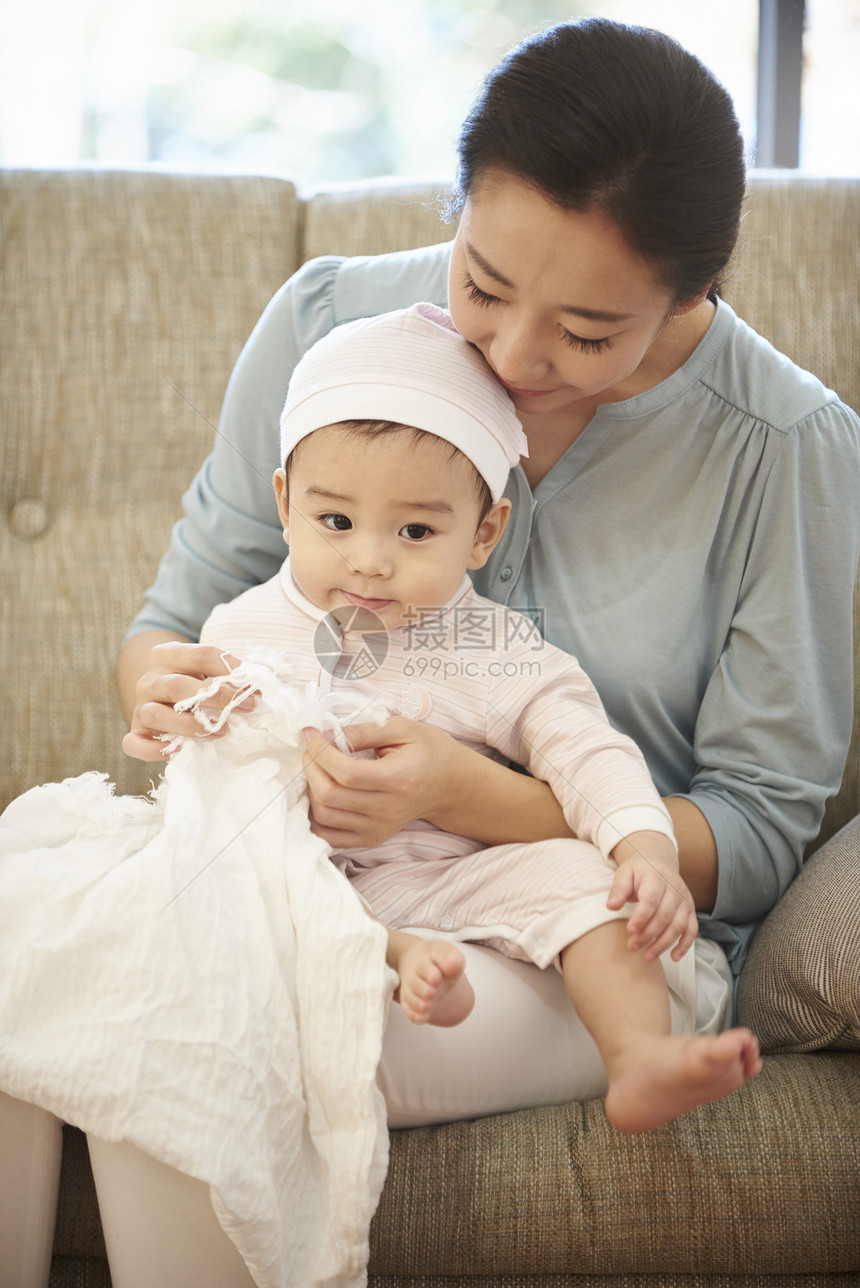 熊抱坐沙发母亲儿子婴儿韩国人图片