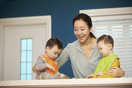 神谕坐兄弟姐妹母亲儿子婴儿韩国人图片