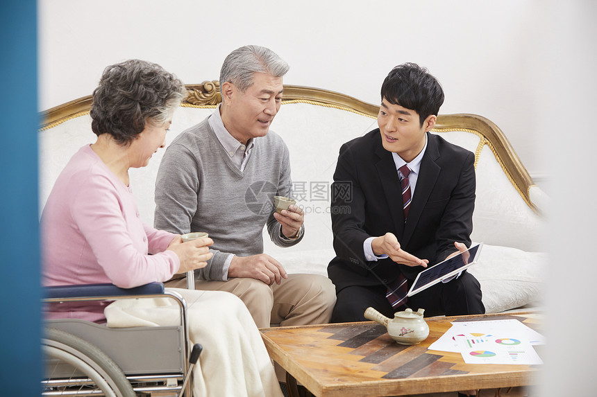 推销员来到老人家里推销东西图片