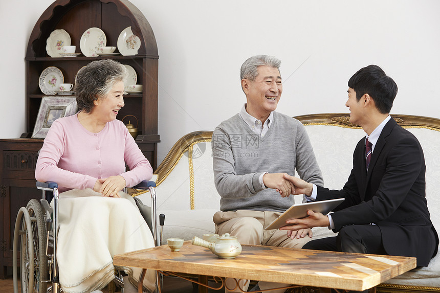 推销员来到老人家里推销东西图片