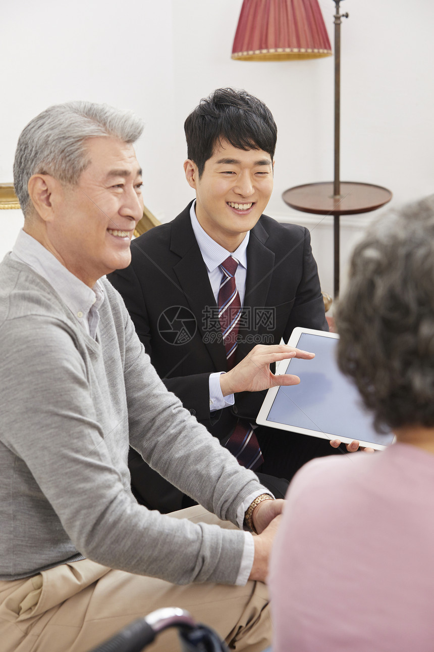 推销员来到老人家里推销东西图片