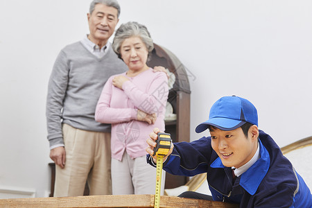 表示家庭素材维修工人可老年夫妇交谈背景