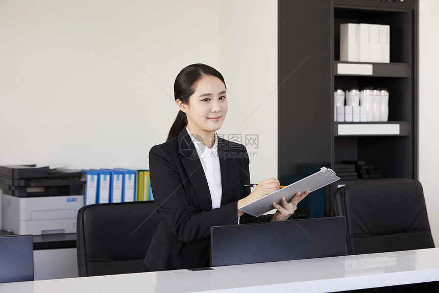 接待处的微笑前台美女记录图片