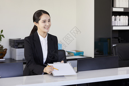 接待处的微笑前台美女记录图片