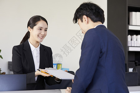 接待处的前台女子微笑服务登记图片