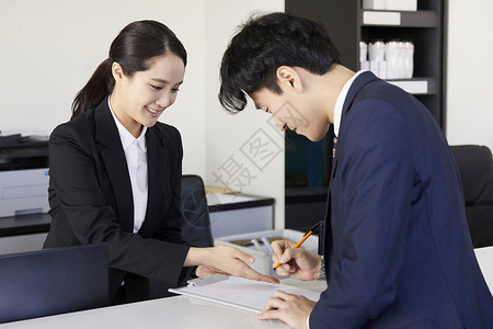 接待处的前台女子微笑服务登记图片