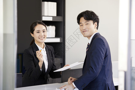 接待处的前台女子微笑服务咨询图片