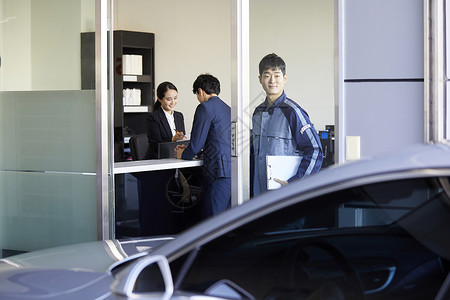 穿制服人员在登记车辆信息图片