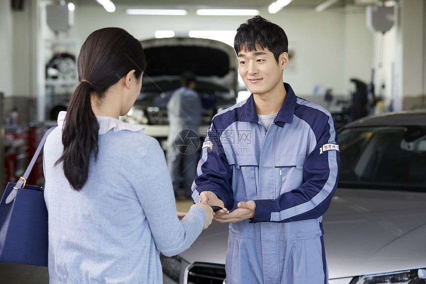 女顾客来汽车修理店修车图片