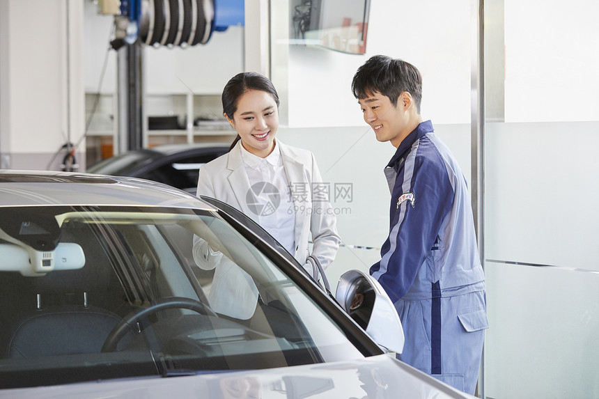 女顾客来洗车修理店修车图片