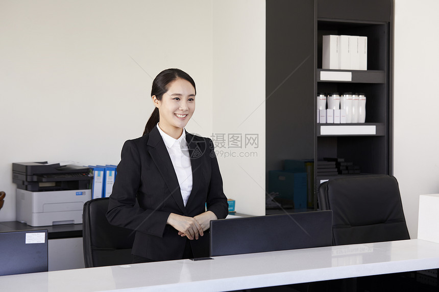 女顾客来洗车修理店修车图片