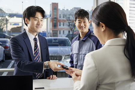 女顾客来汽车修理店修车图片