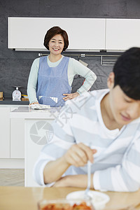 厨房里微笑的家庭主妇图片