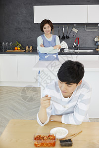 厨房抹布坚定的凝视母亲儿子生活住房韩国人图片