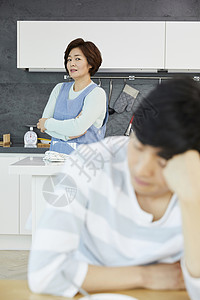 文科硕士洗牌者厨房母亲儿子生活住房韩国人图片