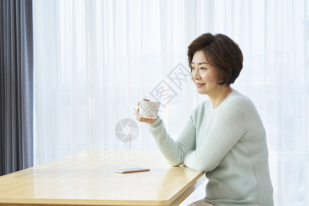 分钟举起杯子中年母亲家庭主妇活着韩国人图片
