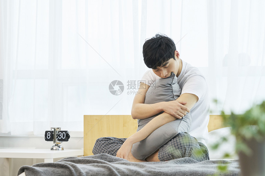 沉睡前视图枕头年轻人生活住房韩国人图片