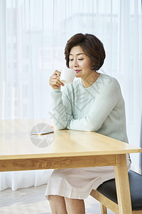 电话饮酒妈妈中年母亲家庭主妇活着韩国人图片