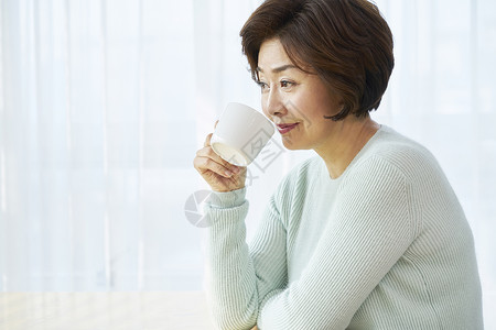 窗帘手休息中年母亲家庭主妇活着韩国人图片