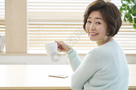饮酒盯着看强烈的感情中年母亲家庭主妇活着韩国人图片