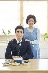 幸福亚洲人成年女子母亲儿子生活住房韩国人图片