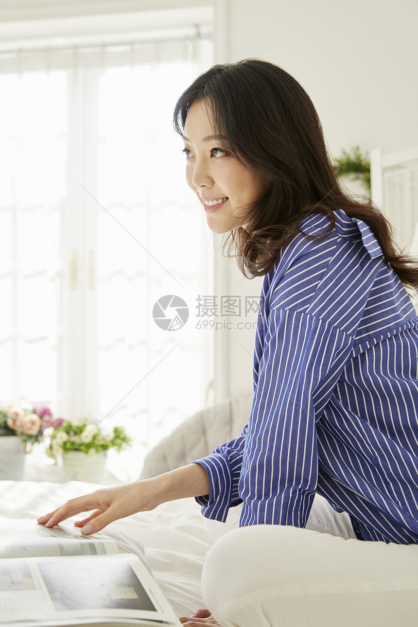 窗卧室微笑年轻女子生活韩国人图片