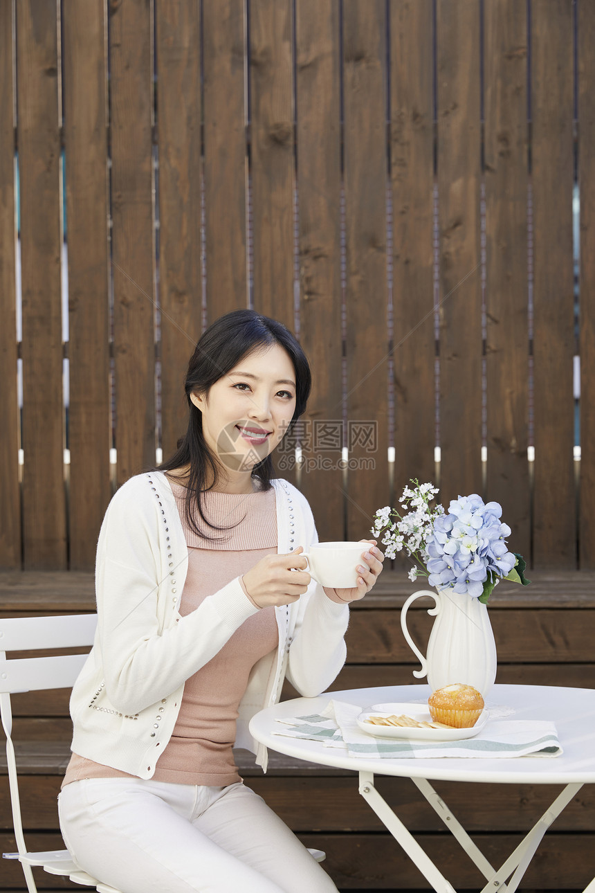 喝下午茶的年轻女子图片