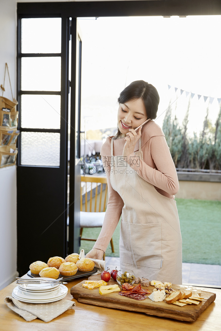 居家做美食的女性图片