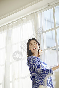 开心打开窗的女性回头图片