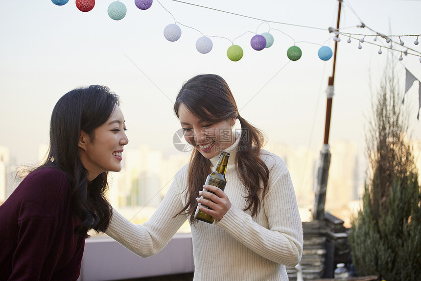 庆祝纪念日的年轻女子朋友图片