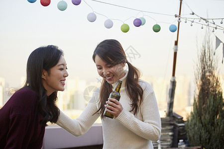 庆祝纪念日的年轻女子朋友图片