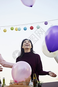 年轻女子在户外聚会喝啤酒图片