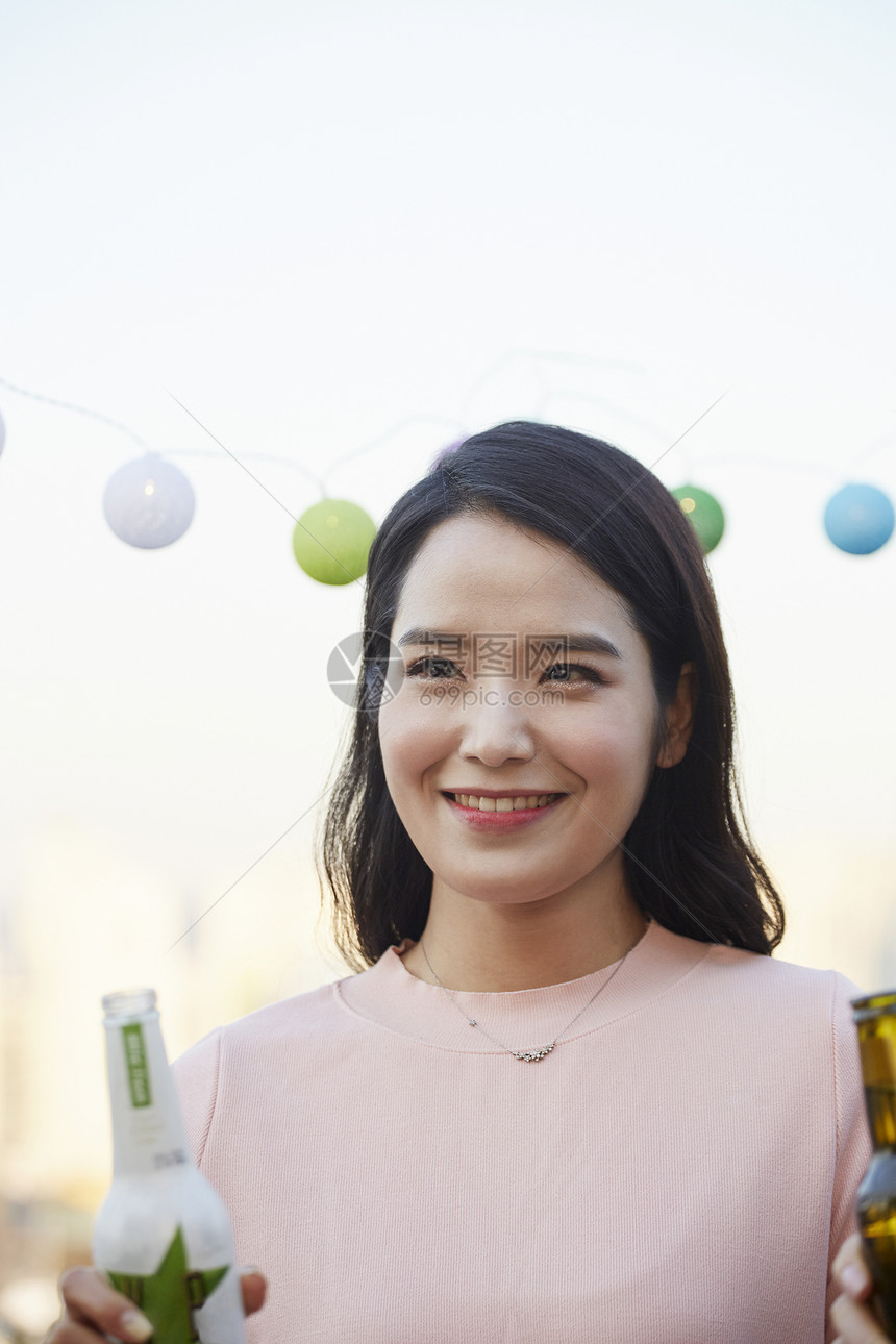 年轻女子在户外聚会喝酒聊天图片