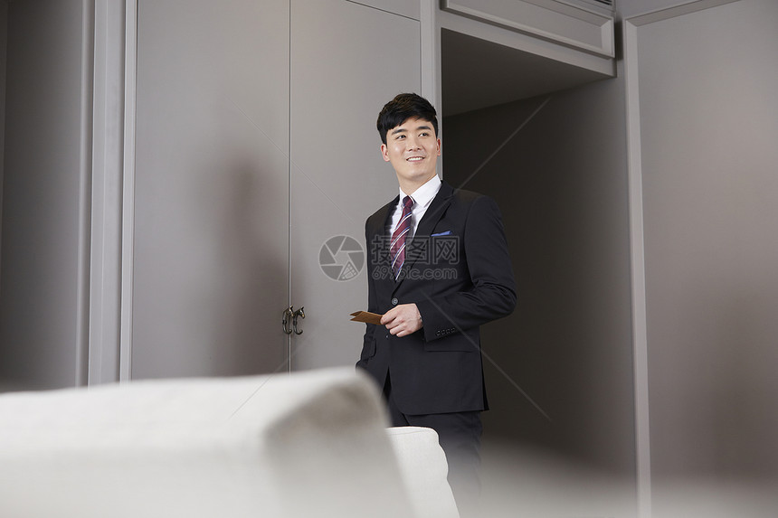 在酒店办公的商务男性图片