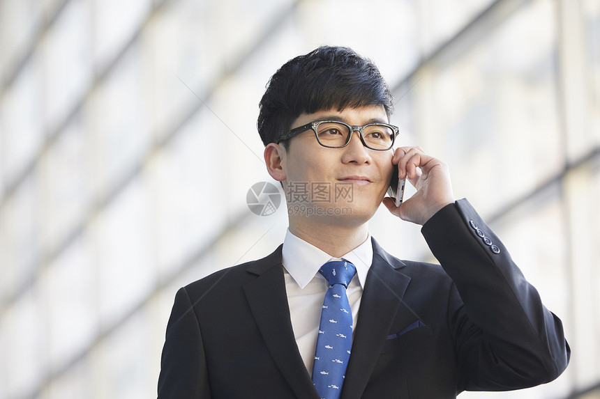 商务男青年接打电话图片