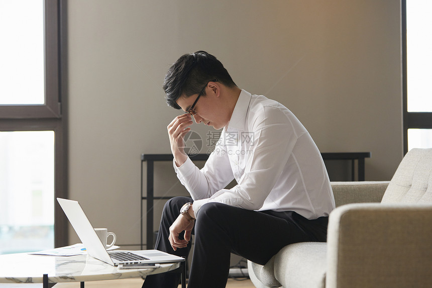 在酒店办公的商务男性图片