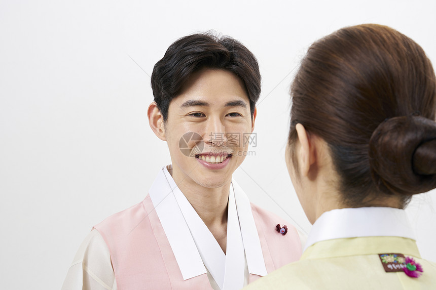 快乐年轻男女韩服面对面微笑图片