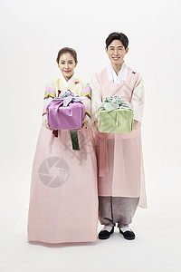 韩服男女手捧着传统礼品盒图片