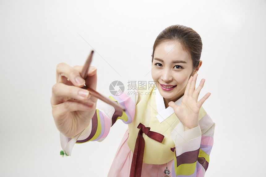 快乐韩服女人拿着筷子图片