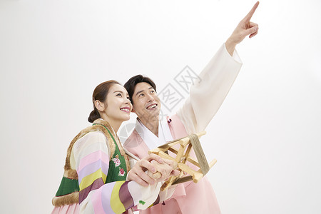 快乐韩服男女拿着传统风筝卷轴图片