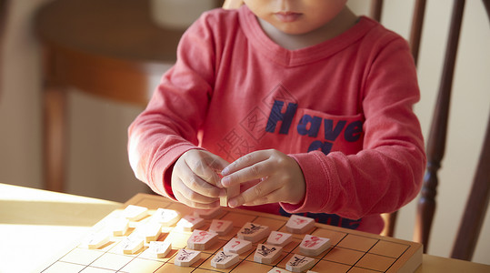 下棋的孩子图片