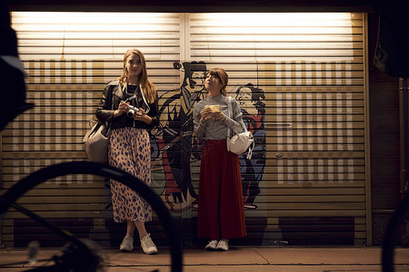 外国女性和日本女性在晚上观光东京图片