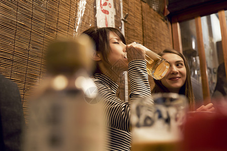 酒馆喝酒的女孩图片