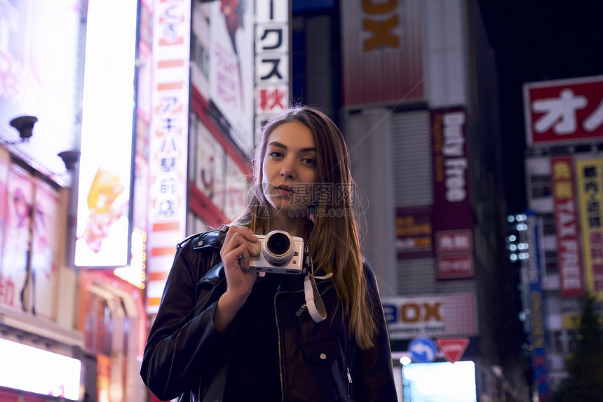 在东京晚上外国妇女观光拍摄图片