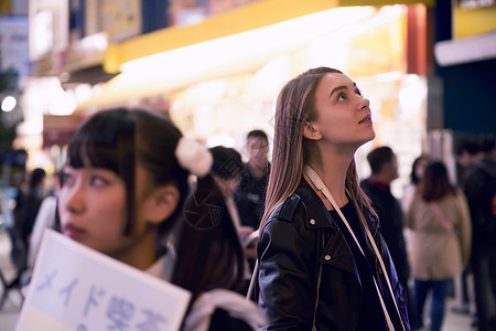 电器城在东京晚上外国妇女观光背景