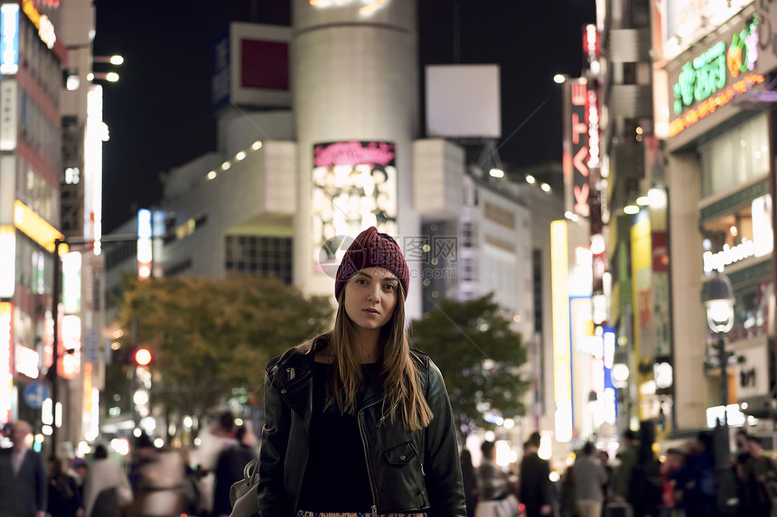 在东京晚上外国妇女观光图片